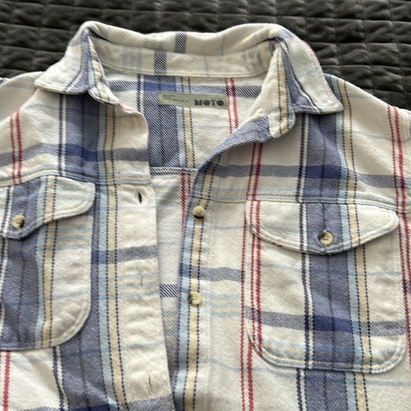 Plaid long sleeve, super comfortable! 4th button missing (see photo) - Picture 4 of 4